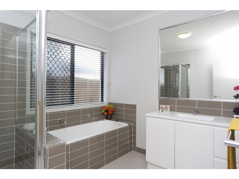 72 Lakeview Promenade, Newport QLD 4020