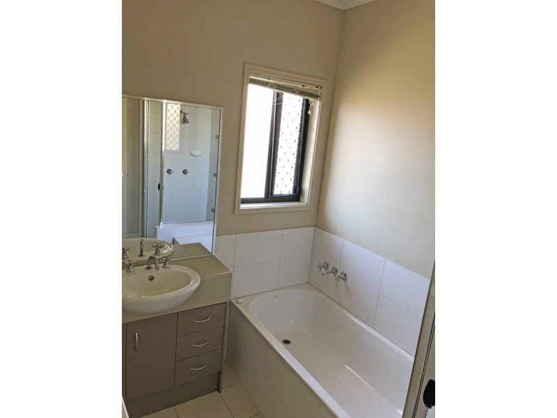 12 Campelles Avenue, Varsity Lakes QLD 4227