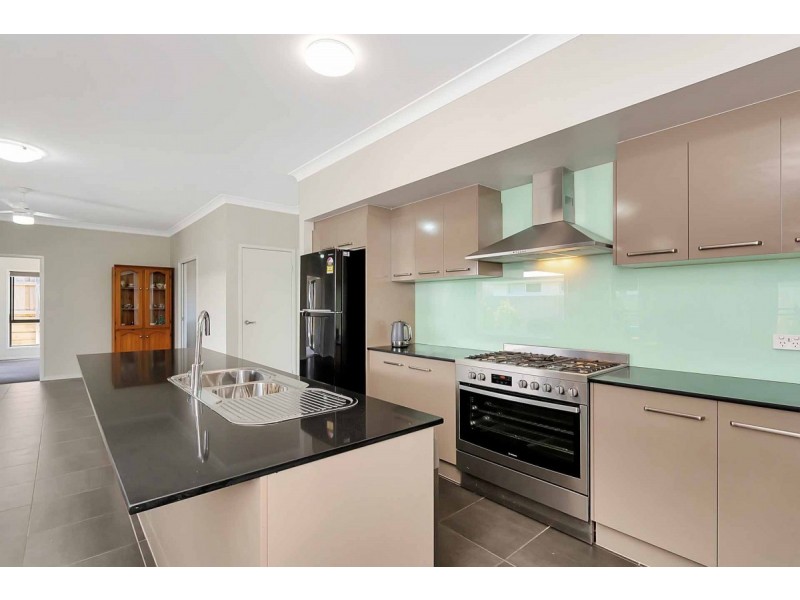8 Honeyeater Lane, Deebing Heights QLD 4306