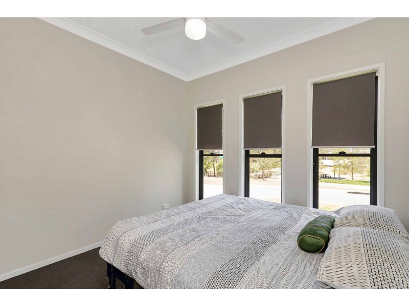 8 Honeyeater Lane, Deebing Heights QLD 4306