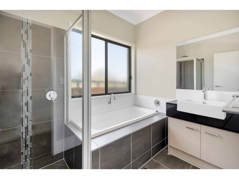 8 Honeyeater Lane, Deebing Heights QLD 4306