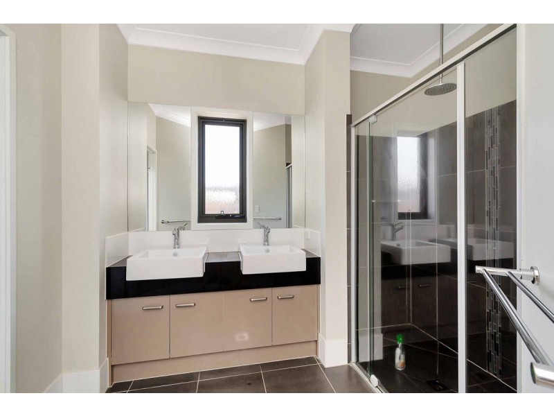 8 Honeyeater Lane, Deebing Heights QLD 4306