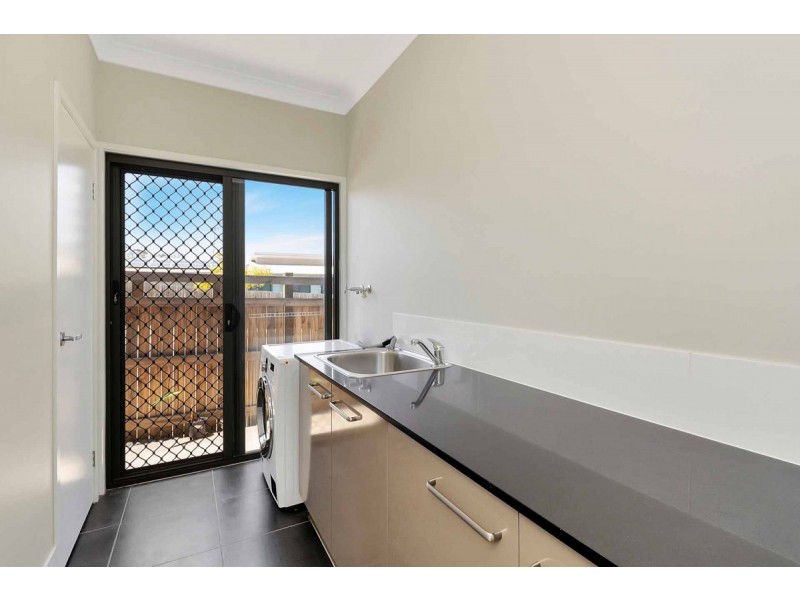 8 Honeyeater Lane, Deebing Heights QLD 4306