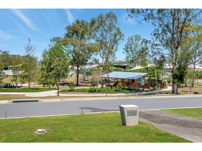 8 Honeyeater Lane, Deebing Heights QLD 4306