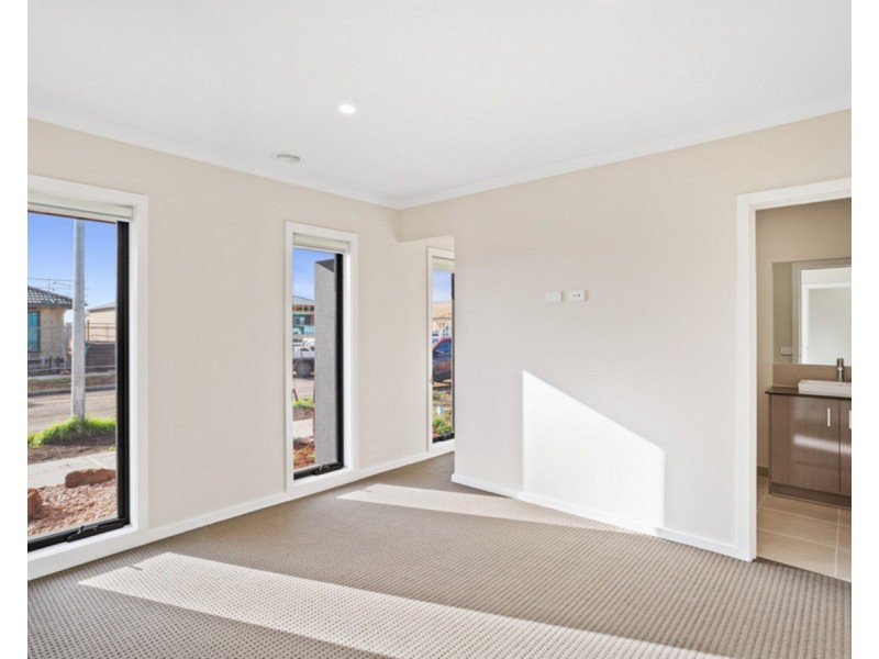 8 Bassett Avenue, Wyndham Vale VIC 3024