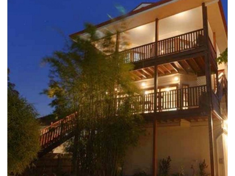 2/17 Newcastle Street, Fairfield QLD 4103