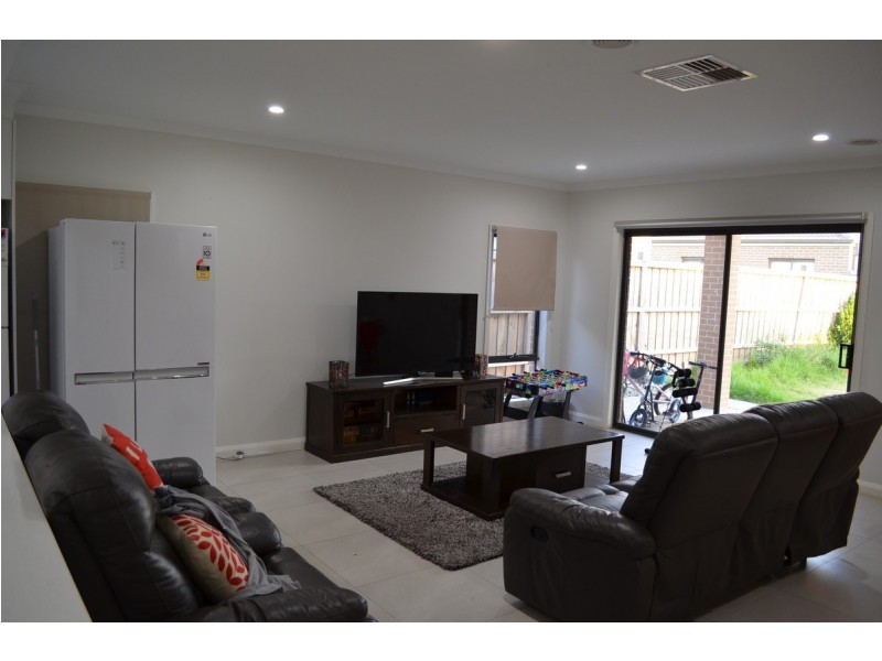 8 Scottsmith Crescent, Truganina VIC 3029