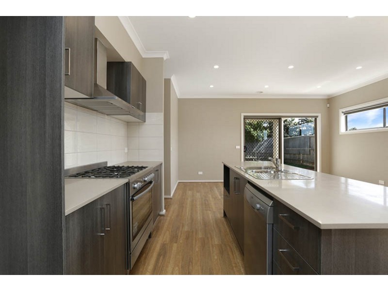 9 Erne Mews, Melton South VIC 3338