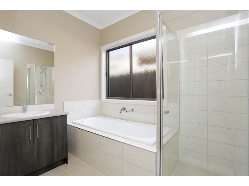 9 Erne Mews, Melton South VIC 3338