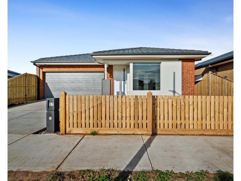 37 Honeydew Way, Rockbank VIC 3335