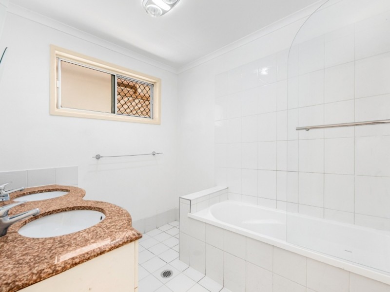 3 Juanita Grove, Springwood QLD 4127