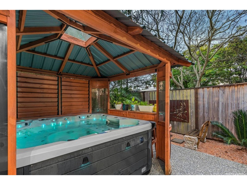 2 Madau Street, Mansfield QLD 4122