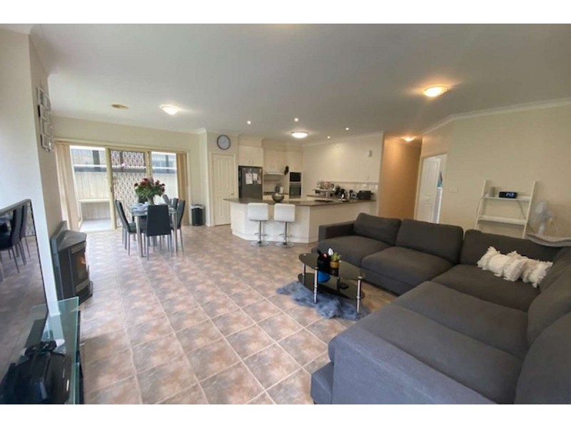 4 St Johns Walk, Caroline Springs VIC 3023