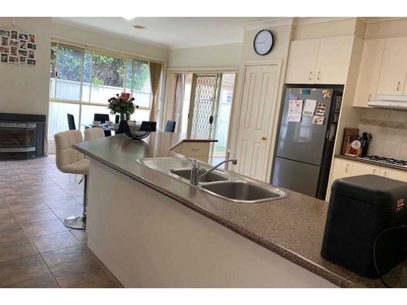 4 St Johns Walk, Caroline Springs VIC 3023