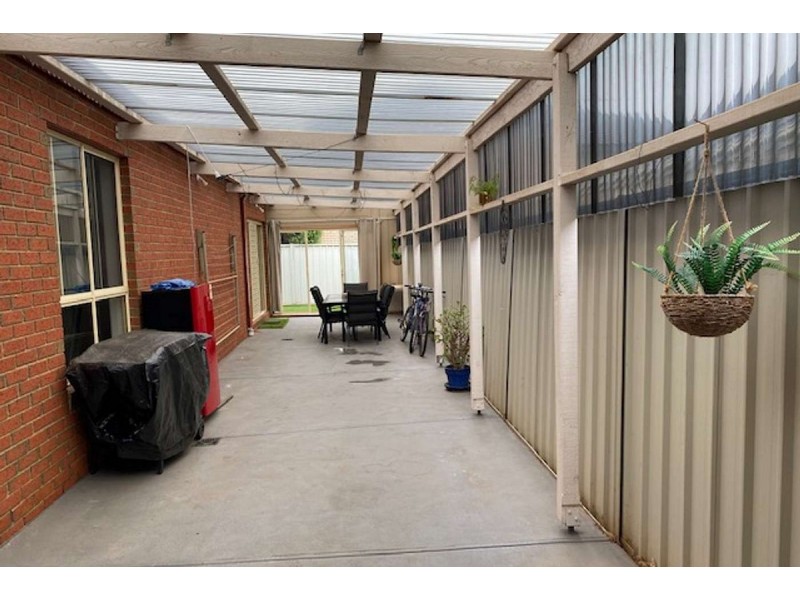 4 St Johns Walk, Caroline Springs VIC 3023