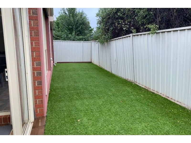 4 St Johns Walk, Caroline Springs VIC 3023