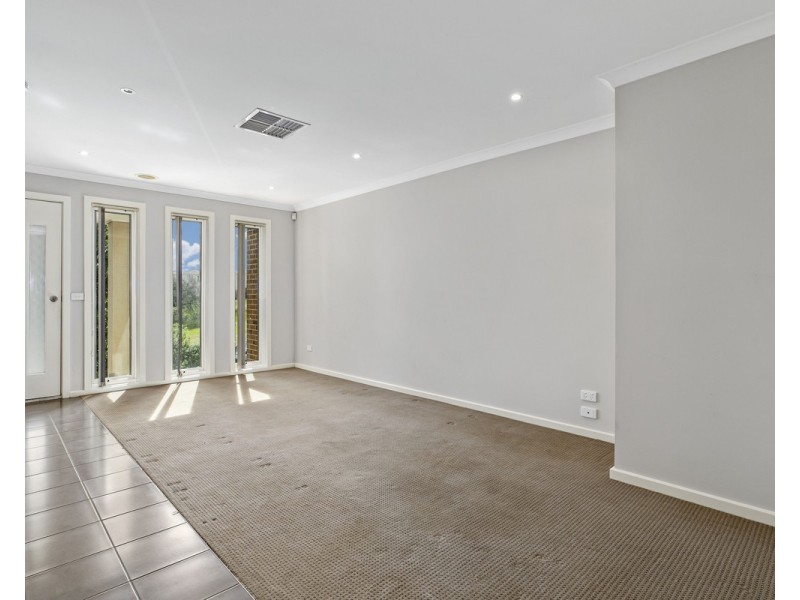 44 Cootamundra Circuit, Melton West VIC 3337