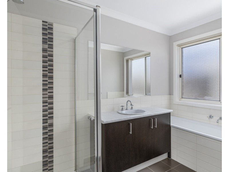 44 Cootamundra Circuit, Melton West VIC 3337