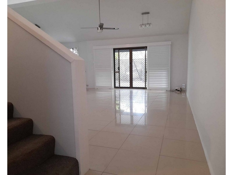 10/9 Freyburg Street, Bundall QLD 4217