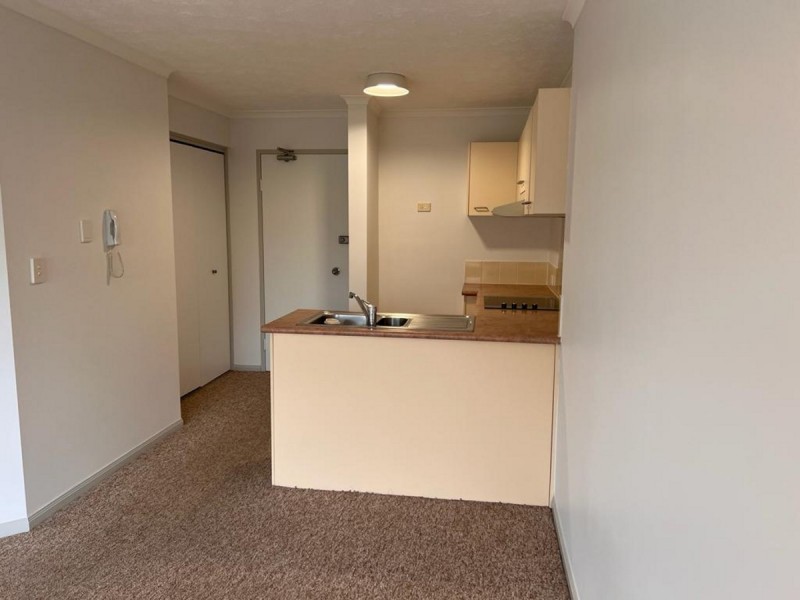 10/4 Adori Street, Chevron Island QLD 4217