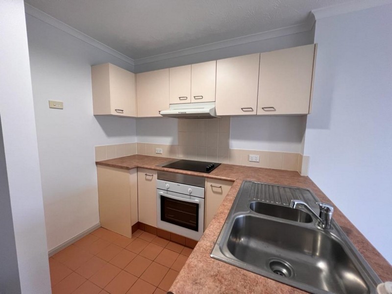 10/4 Adori Street, Chevron Island QLD 4217