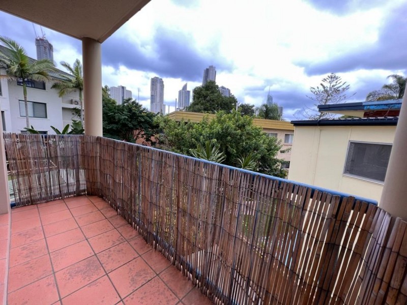 10/4 Adori Street, Chevron Island QLD 4217