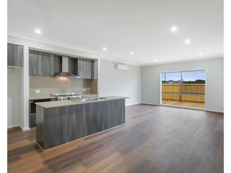 31 Heath Avenue, Rockbank VIC 3335