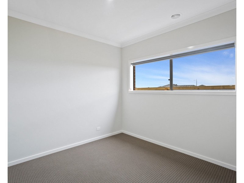 31 Heath Avenue, Rockbank VIC 3335