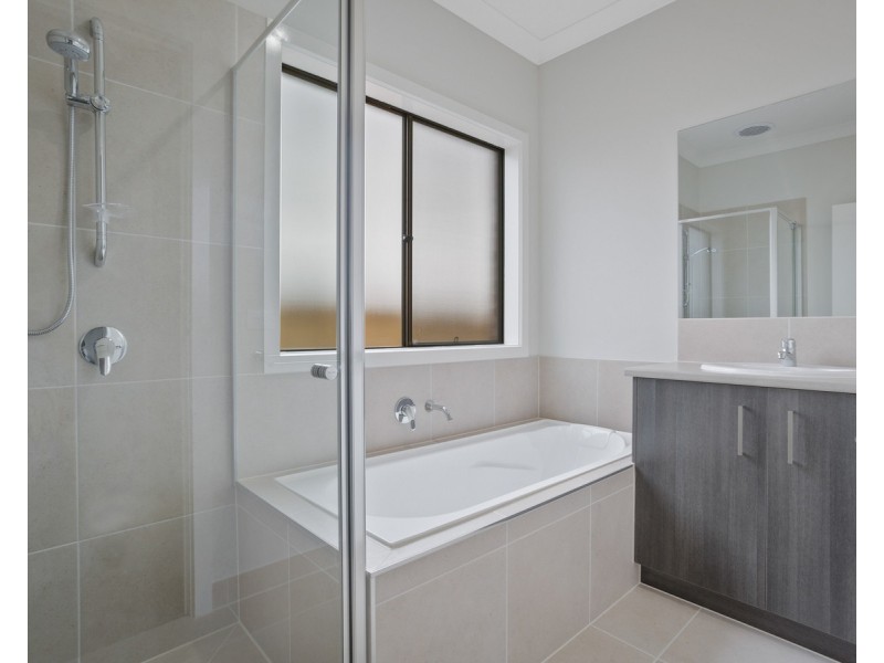 31 Heath Avenue, Rockbank VIC 3335