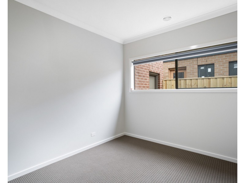 31 Heath Avenue, Rockbank VIC 3335