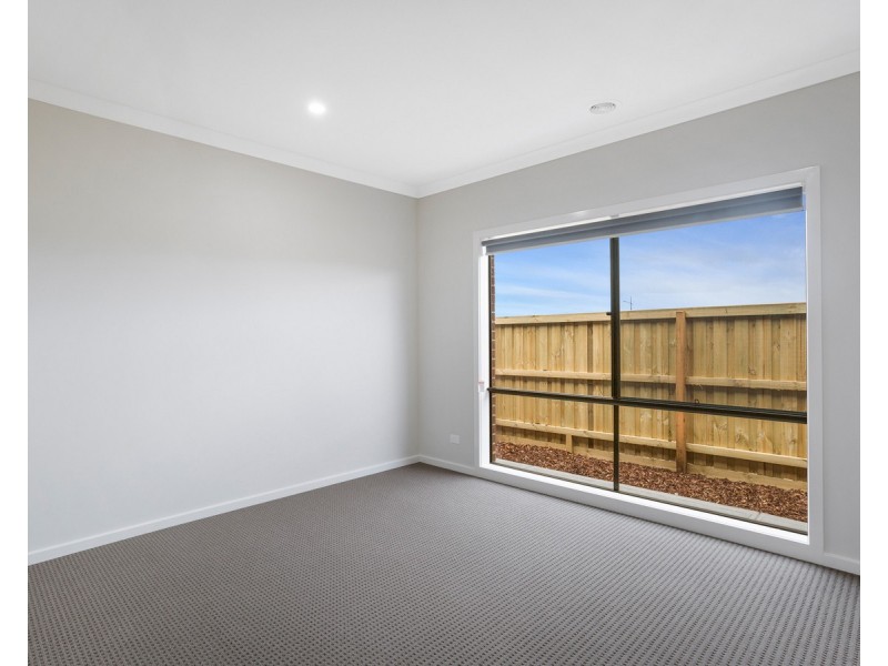 31 Heath Avenue, Rockbank VIC 3335