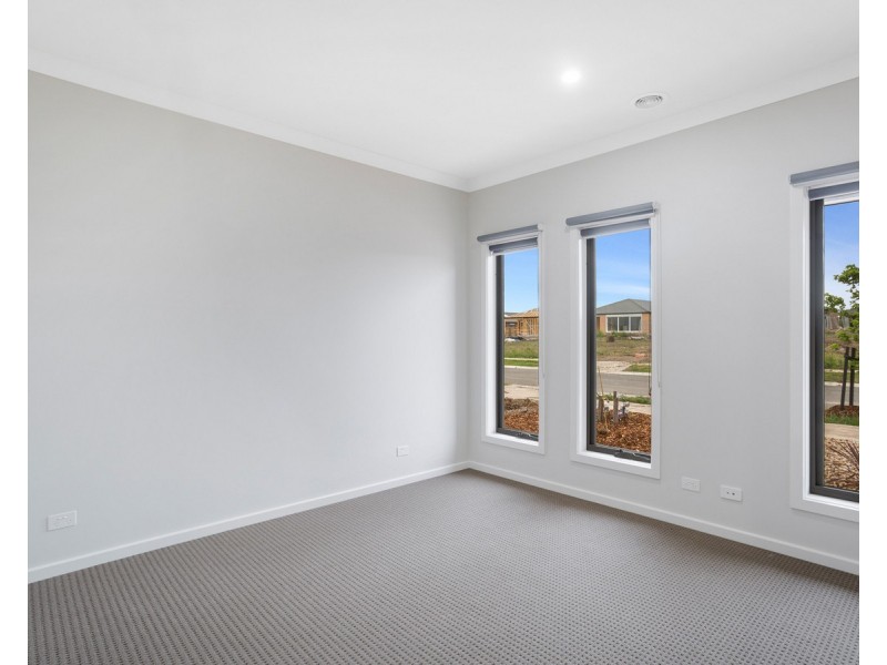 31 Heath Avenue, Rockbank VIC 3335