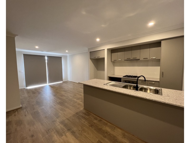 8 Kelmscott Way, Werribee VIC 3030