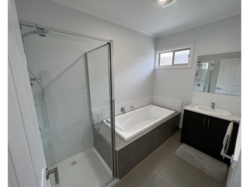 2/11 Parker Street, Werribee VIC 3030