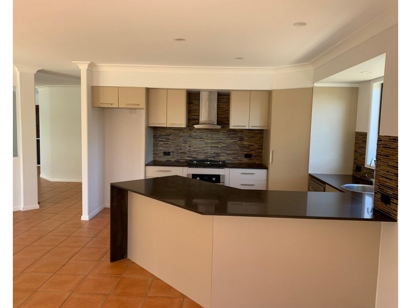 4 Zeller Crescent, Arundel QLD 4214