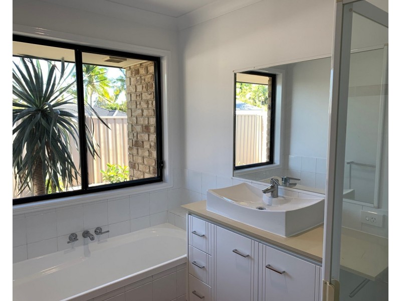 4 Zeller Crescent, Arundel QLD 4214