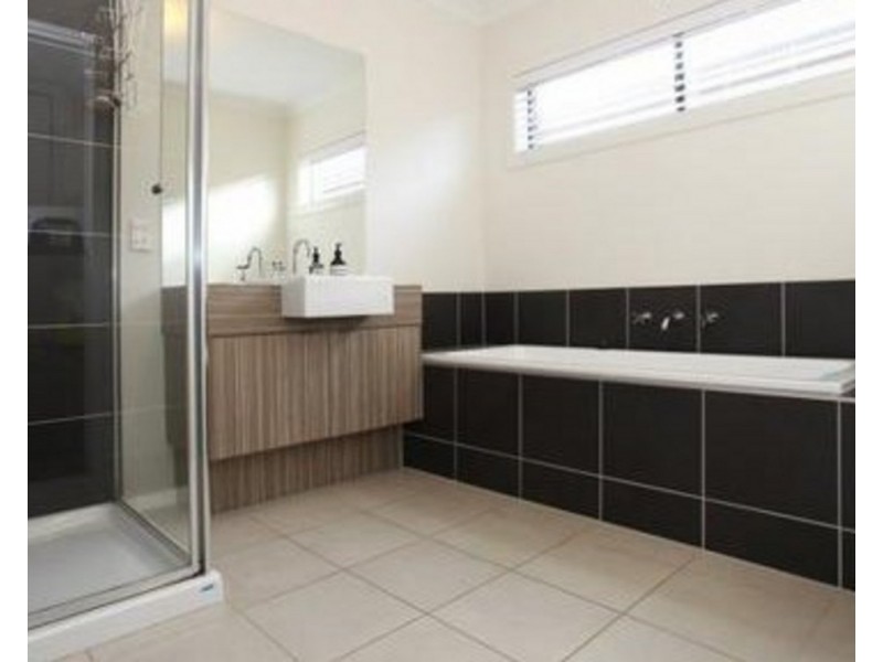 24 Loon Drive, Williams Landing VIC 3027