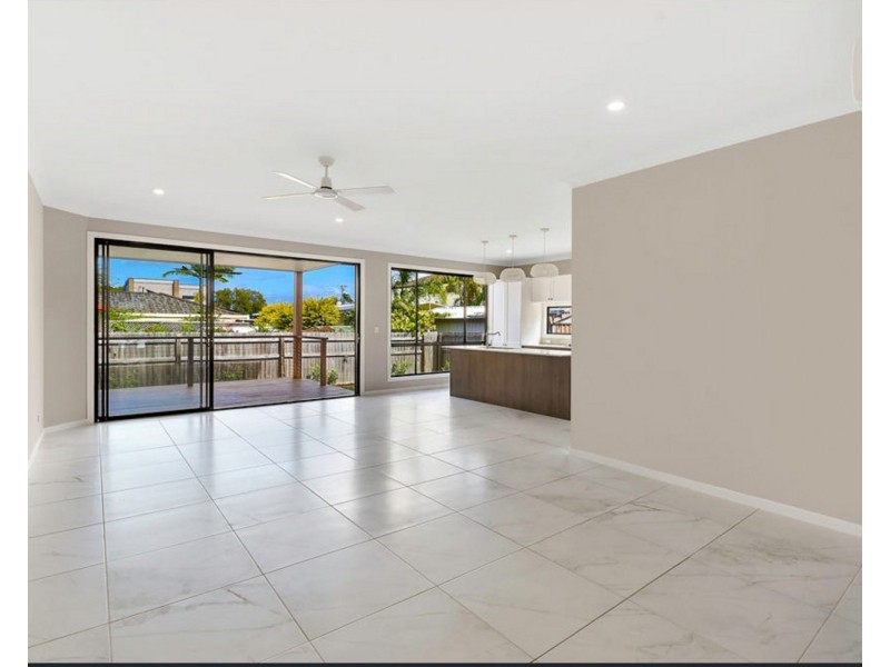 2/24 Abalone Avenue, Paradise Point QLD 4216