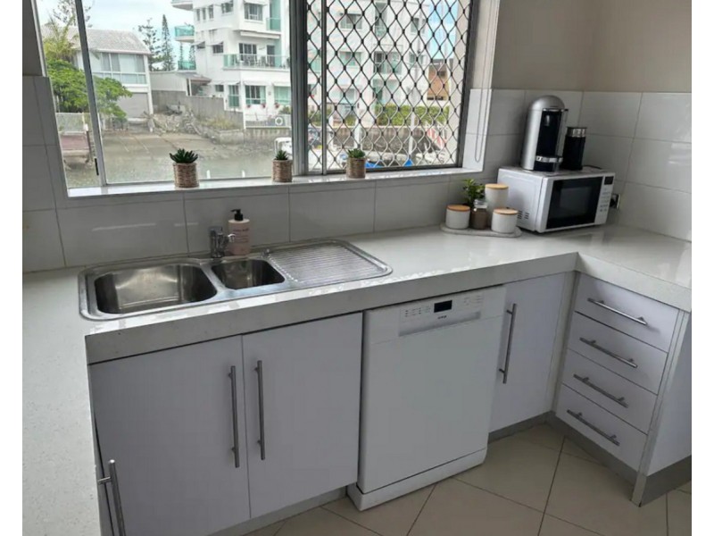 17/37 Bayview Street, Runaway Bay QLD 4216