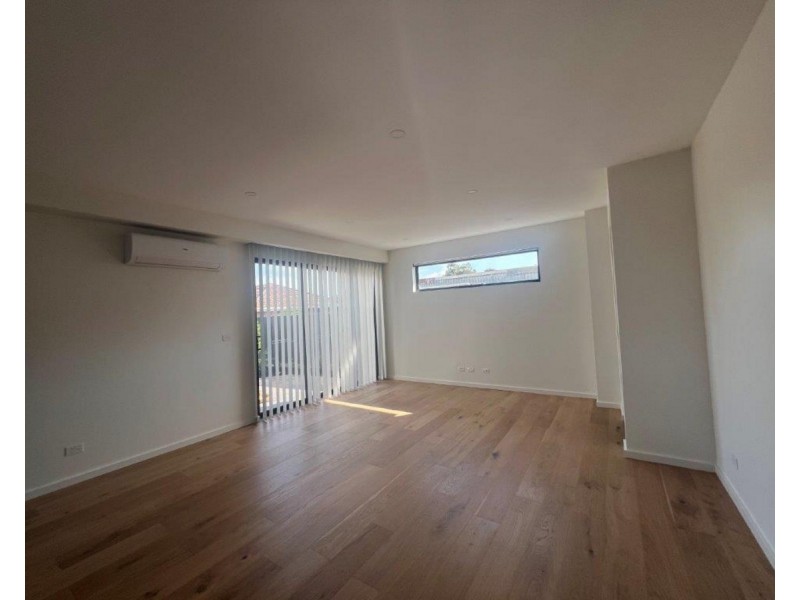 2/57 Station Road, Oak Park VIC 3046