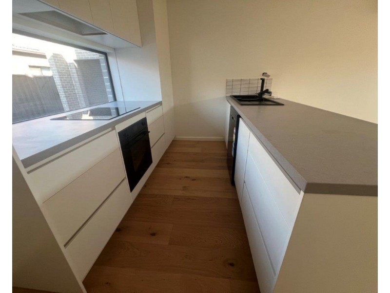 2/57 Station Road, Oak Park VIC 3046