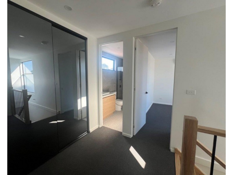 2/57 Station Road, Oak Park VIC 3046