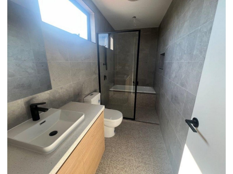 2/57 Station Road, Oak Park VIC 3046