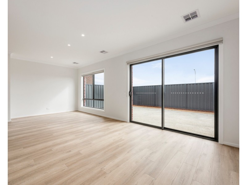 99 Fairground Prominade, Berwick VIC 3806