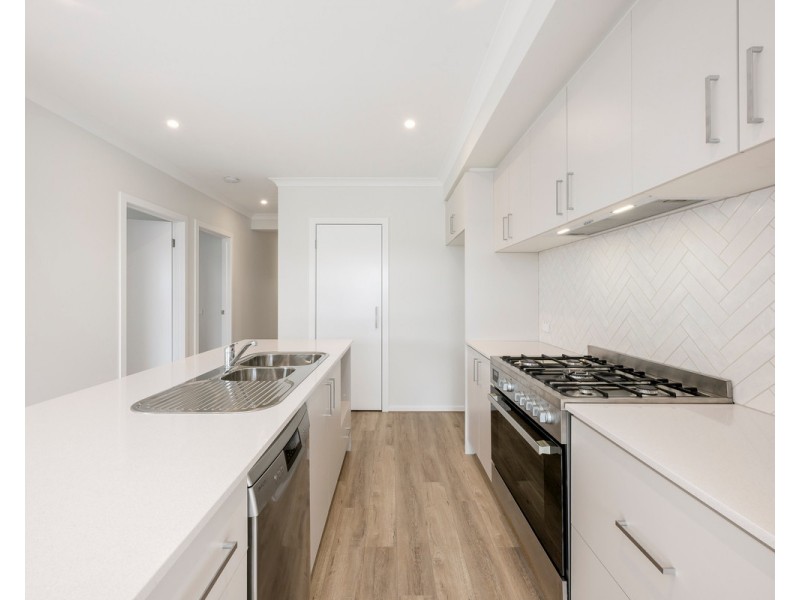 99 Fairground Prominade, Berwick VIC 3806