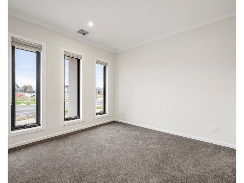 99 Fairground Prominade, Berwick VIC 3806