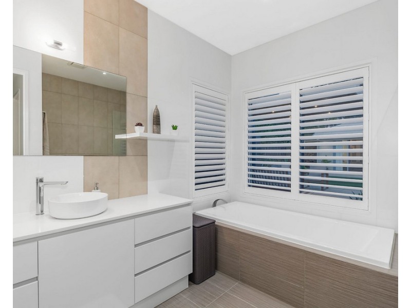 8 Kingtide Lane, Coomera Waters QLD 4209