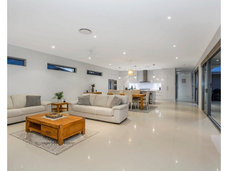 8 Kingtide Lane, Coomera Waters QLD 4209