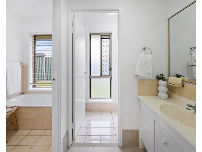 16 Ridgewood Court, Burleigh Waters QLD 4220