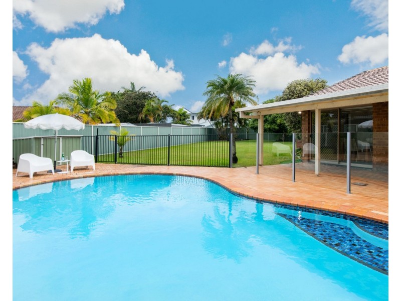 16 Ridgewood Court, Burleigh Waters QLD 4220